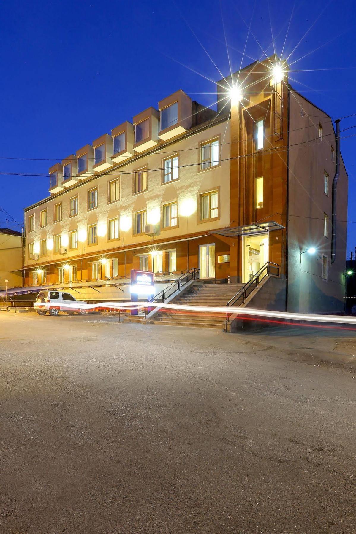 Minotel Barsam Suites Yerevan Bagian luar foto